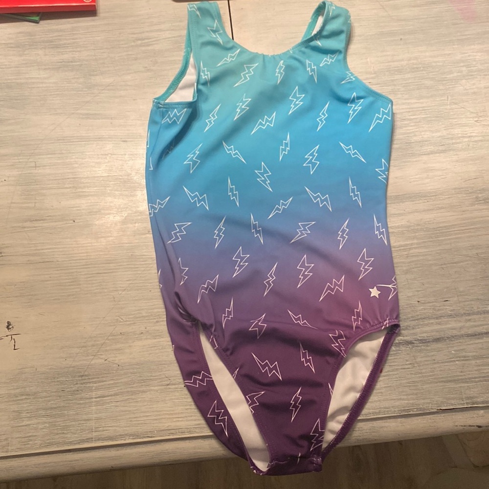 Girls size large destira leo